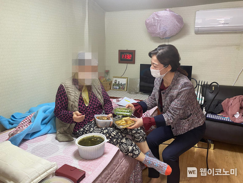 맞춤형 재가서비스 제공 장면.2022.04015.(사진=산청군)