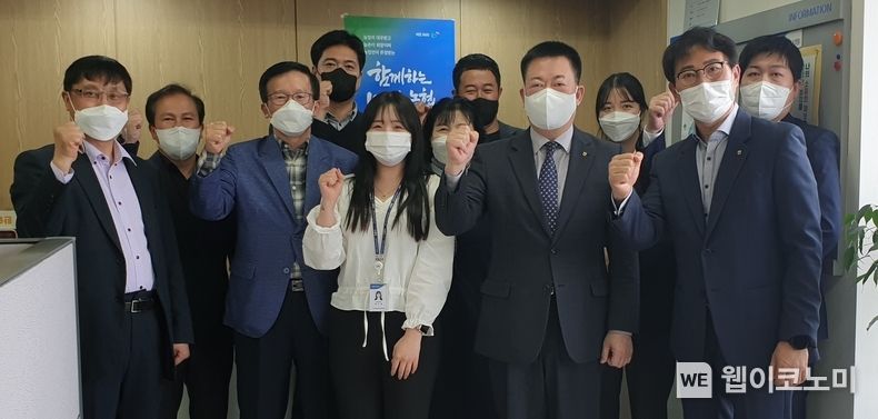 NH농협캐피탈은 조두식 대표이사는 14일, 현장중심의 경영의 일환으로 인천오토금융지점을 찾아 직원들을 격려하고 애로사항을 청취했다. 조두식 NH농협캐피탈 대표이사(앞줄 오른쪽에서 두 번째)가 현장 점검 이후 직원들과 기념촬영을 하고 있다. 2022.04.15 (출처: NH농협캐피탈)