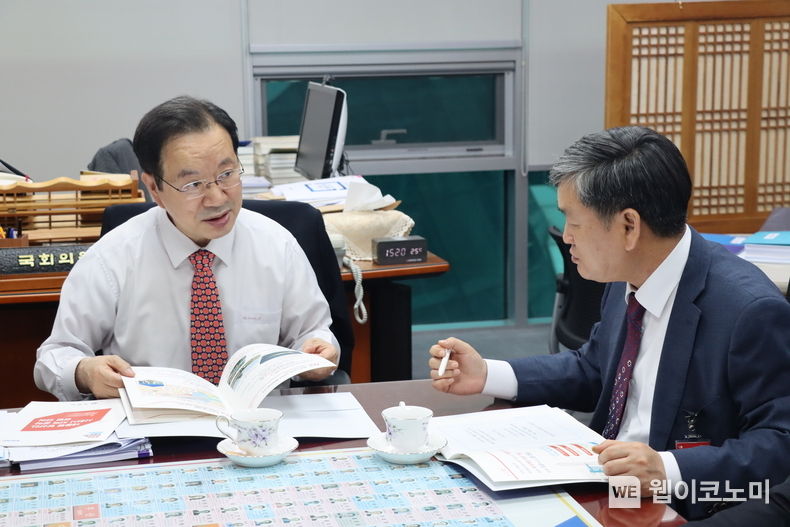 홍민희 사천시 권한대행이 하영제 국회의원과 면담하고 있다.2022.04.15.(사진=사천시)