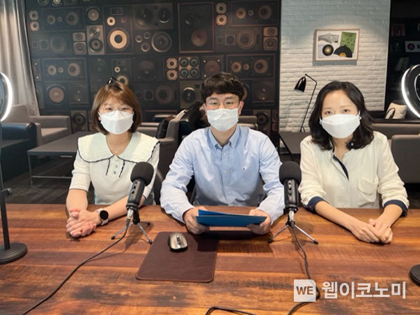 2022 SIA 1회차 현장 사진. 삼양사 식품BU(Business Unit)소속 직원이 판교 삼양디스커버리센터에서 실시간 영상 송출 시스템으로 웨비나를 진행하고 있다. 2022.04.15 (출처: 삼양그룹)
