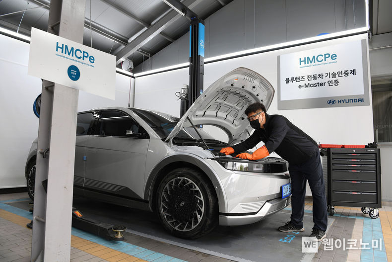 ‘현대 전동차 마스터 인증 프로그램(Hyundai Master Certification Program Electrified, HMCPe)’을 통해 ‘e-Master’ 등급을 획득한 엔지니어가 현대차의 ‘아이오닉 5’ 차량을 정비하는 모습 2022.04.18 (출처: 현대자동차)