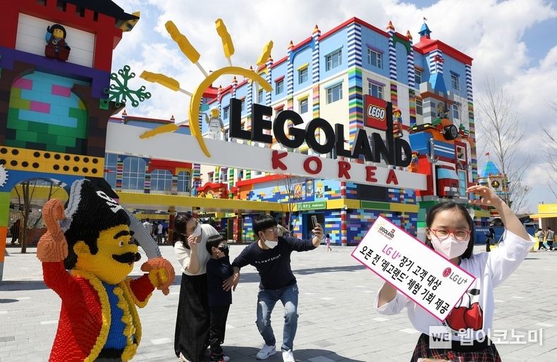 LG유플러스는 레고랜드 코리아 리조트와 손잡고 다음달 5일 오픈 예정인 ‘레고랜드’를 미리 경험할 수 있는 이용권 증정 이벤트를 진행한다고 18일 밝혔다. 사진은 LG유플러스 임직원 가족이 강원도 춘천 레고랜드에서 사전 초청 이벤트를 소개하는 모습 2022.04.18 (출처: LG유플러스)