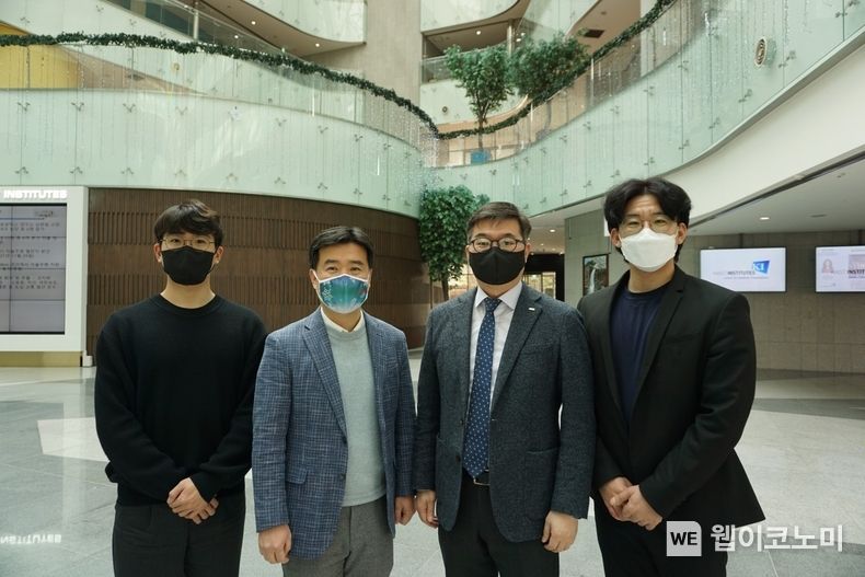  (왼쪽부터) KAIST 김동하 박사, 김일두 교수, 최성율 교수, MIT 차준회 박사 2022.04.18 (출처: KAIST)