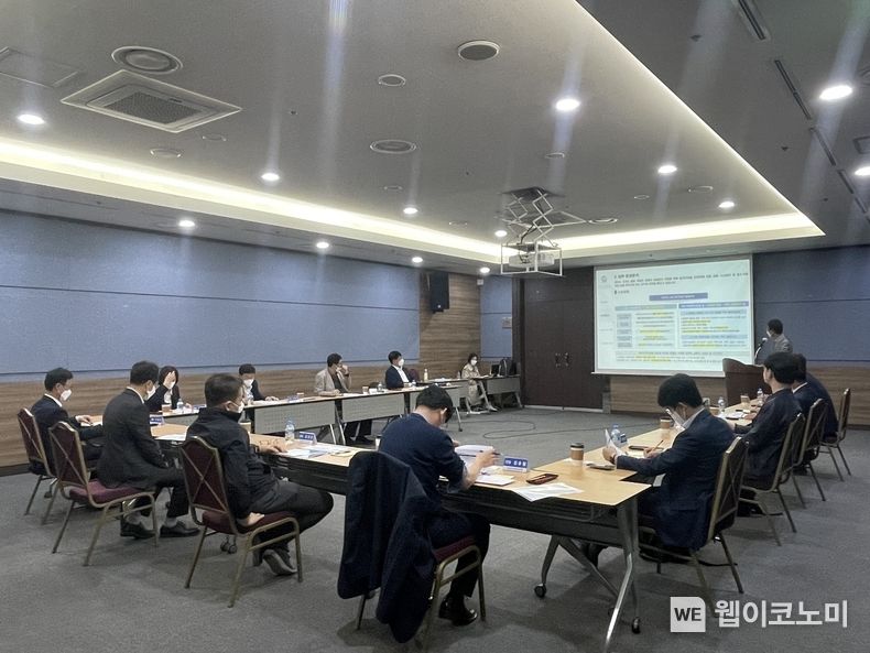 18일 오후 창원컨벤션센터에서 '중장기 경영전략 수립 용역' 추진을 위한 자문위원회가 열리고 있다.(사진=경남도)