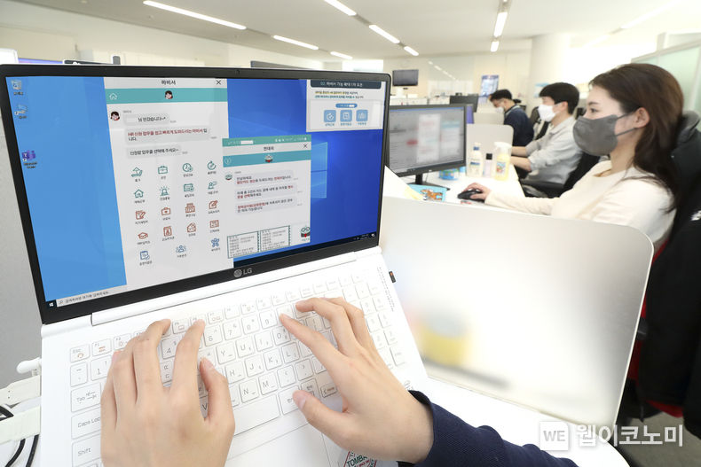 KT 직원들이 자체 개발한 로봇프로세스자동화(RPA) 도구를 이용해 전표처리 등 전산작업을 처리하고 있는 모습 2022.04.18 (출처: KT)