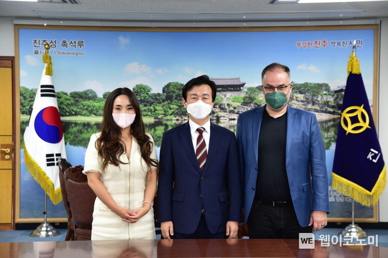 자측부터 정나래 지휘자, 조규일 진주시장 죌료 다부토비치 음악감독 이 기념촬영을 하고 있다.2022.04.19.(사진=진주시)