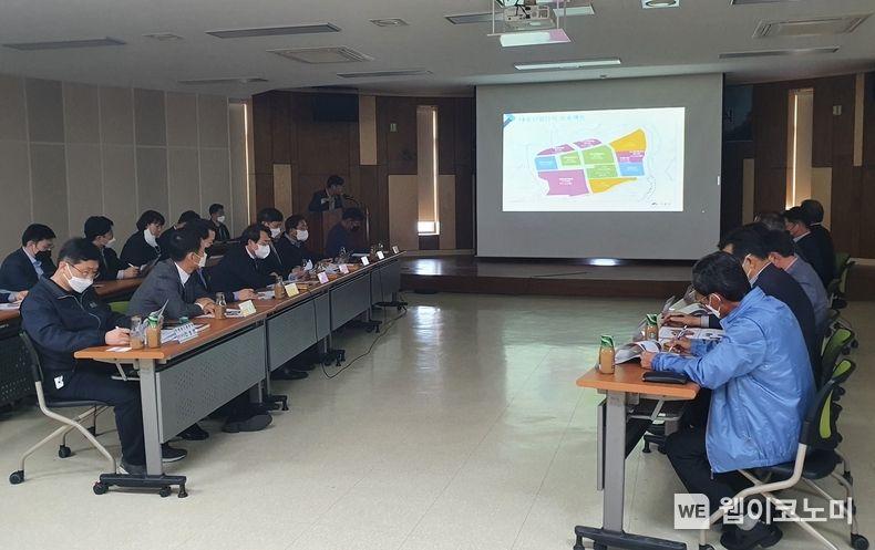 지난 18일 금성면 갈사산단에 있는 해양플랜트종합시험연구원 대회의실에서 LNG복합화력발전소 건설을 위한 회의가 진행되고 있다.2022.04.19.(사진=하동군)