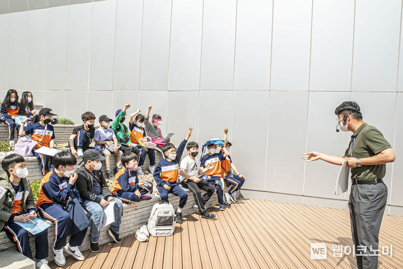 한국남동발전이 19일 진주 인근 초등학생들을 대상으로 현장 학습을 진행하고 있다.(사진=한국남동발전)