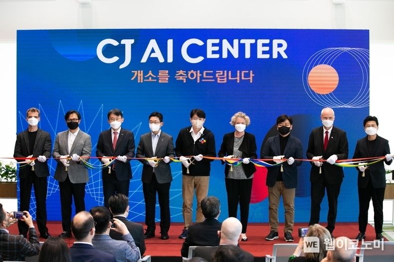 20일 오후 서울 신사동 신사스퀘어에서 열린 CJ AI센터 개소식에서 이치훈 센터장(가운데)를 비롯한 주요 참석자들이 테이프 커팅을 하고 있다. 2022.04.20. (출처: CJ)