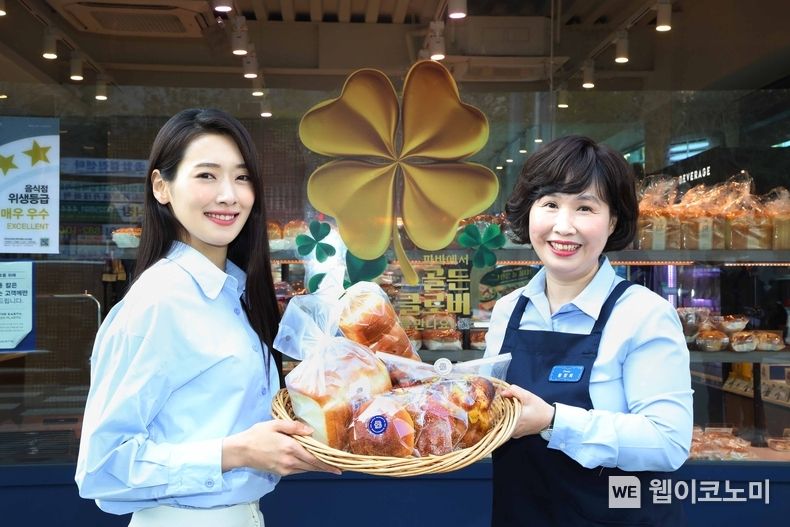 인천 미추홀구에 위치한 파리바게뜨 학익랜드마크점의 황정희 가맹점주가 일상 회복을 기원하는 의미를 담아 네잎클로버 모양의 순금~ 2022.04.22. (출처: SPC 파리바게뜨)