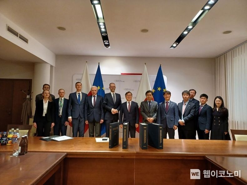 한수원이 현지시간으로 21일 폴란드 신규원전 건설사업의 정부 주무부처인 기후환경부를 방문해 사업제안서를 제출하고, 사업 수주를 위한 본격적인 활동에 돌입했다. 피오트르 나임스키 전략적에너지인프라 전권대표(왼쪽 앞줄 네 번째), 아담 기부르제 체트베르틴스키 기후환경부 차관(왼쪽 앞줄 다섯 번째), 남요식 한수원 성장사업본부장(가운데) 2022.04.22 (출처: 한수원)