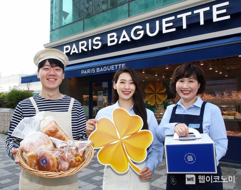인천 미추홀구에 위치한 파리바게뜨 학익랜드마크점의 황정희 가맹점주가 일상 회복을 기원하는 의미를 담아 네잎클로버 모양의 순금 1냥을 증정하는 ‘골드클로버’ 이벤트를 소개하고 있다. ‘골든클로버’는 파리바게뜨가 코로나19로 지친 고객들에게 따뜻한 위로와 희망의 메세지를 전하기 위해 다양한 제품과 이벤트를 선보이는 ‘우리 파바에서 만나요’ 캠페인의 일환으로 진행된다. 2022.04.25 (출처: 파리바게뜨)