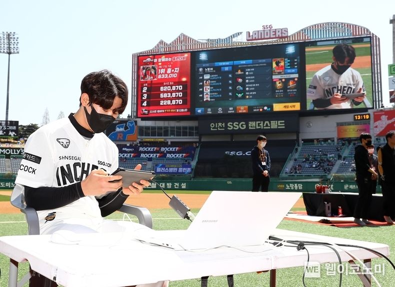  홈경기 팬 이벤트 참여 중인 SSG랜더스 박성한 선수 2022.04.25 (출처: 컴투스)