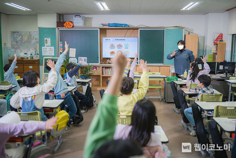 환경교육을 받고 있는 보라매초등학교 학생들 2022.04.25 (출처: 한화그룹)