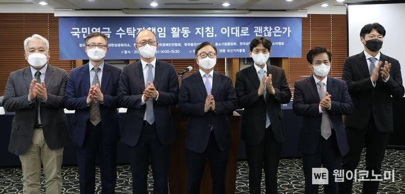  (왼쪽부터) 곽관훈 선문대 법경찰학과 교수, 정우용 한국상장회사협의회 정책부회장, 조현덕 김·장 법률사무소 변호사, 이동근 경총 상근부회장, 최준선 성균관대 법학전문대학원 명예교수, 전삼현 숭실대 법학과 교수, 김현수 대한상공회의소 경제정책실장 2022.04.25 (출처: 한국경영자총협회)