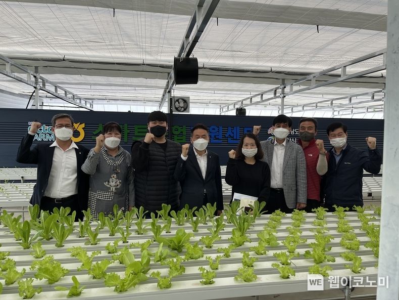 19일 NH농협은행 농업·녹색금융부문 김춘안 부행장(왼쪽에서 네 번째)과 임직원들이 스마트농업 지원센터 간담회 참석자들과 기념촬영을 하고 있다. 2022.04.25 (출처: NH농협은행)