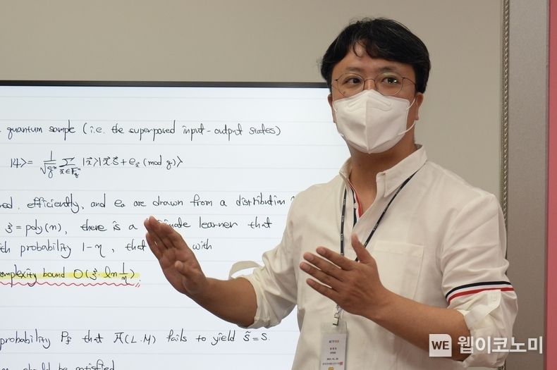 ETRI 연구진이 양자내성암호를 공략하기 위한 양자 알고리즘에 대해 논의하고 있는 모습 2022.05.03 (출처: ETRI)