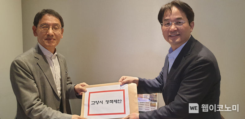 이동환(오른쪽) 고양시장 국민의힘 후보는 3일 김상범 서울교통공사 사장과 만나 지하철 3호선 일산 연장 등 고양시 교통정책을 담은 제안서를 전달했다. 2022.05.04 (출처: 이동환 후보 사무실)