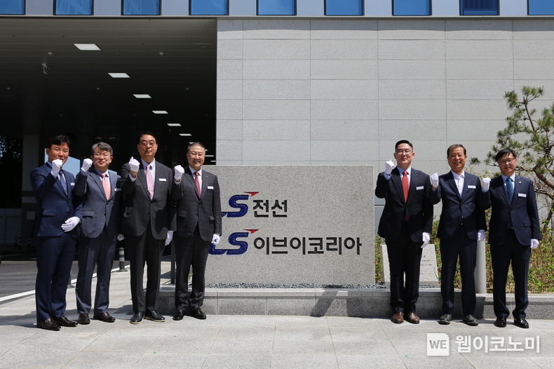 9일, 군포시 당정동 LS지식산업센터에서 열린 'LS EV코리아 공장 준공식'에서 구자은 LS그룹 회장(왼쪽 네번째)을 비롯한 주요 내빈들이 파이팅을 외치고 있다. (왼쪽 네번째부터) LS그룹 구자은 회장, LS전선 구본규 대표이사, LG에너지솔루션 김동수 전무, LS EV 코리아 노재훈 대표 2022.05.09 (출처: LS)