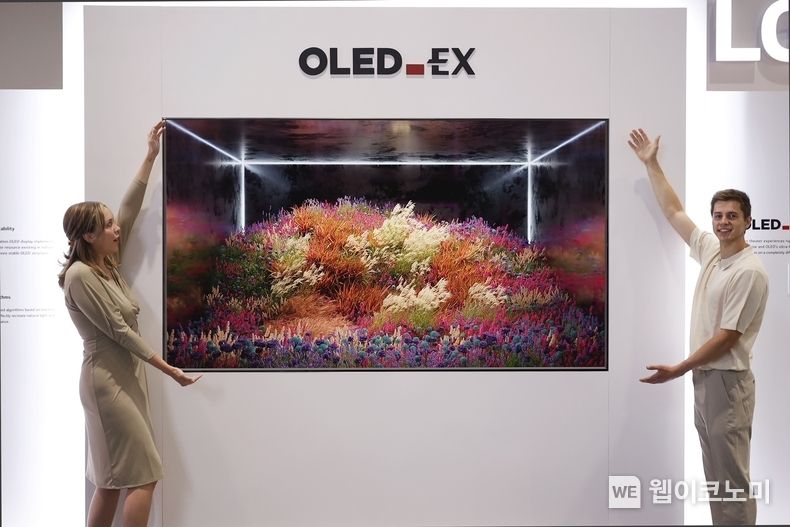LG디스플레이 모델이 'SID 2022' 전시회에 공개된 '97인치 OLED.EX'를 소개하고 있다. 2022.05.10 (출처: LG디스플레이)