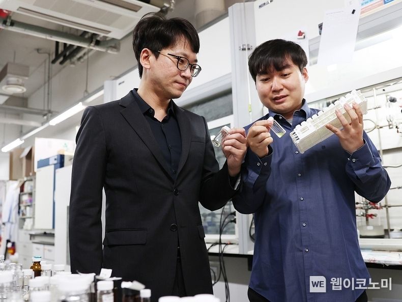 (왼쪽부터) KAIST 화학과 서명은 교수, 신민중 석박사통합과정 2022.05.11 (출처 : KAIST)