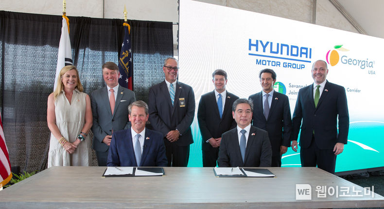 (사진1) 조지아주 브라이언 켐프(Brian Kemp) 주지사(앞줄 왼쪽), 현대자동차 장재훈 사장(앞줄 오른쪽)을 비롯한 관계자들이 투자협약 후 기념촬영하는 모습.
