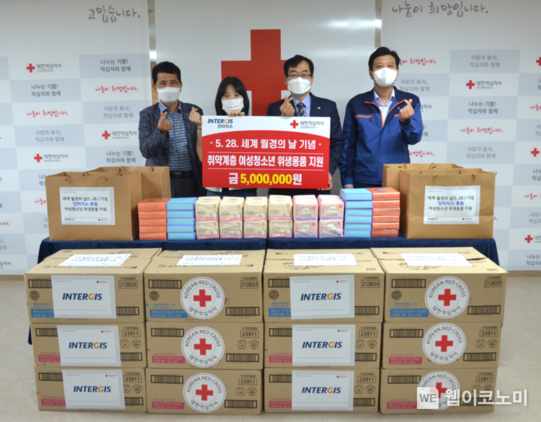 25일 수요일 인터지스가 세계 월경의 날을 맞아 대한적십자사 부산지사를 통해 5백만원 상당의 위생용품을 전달했다.<br>
(왼쪽부터) 권광용 인터지스 경영전략본부장, 장정은 인터지스 대리, 최성필 대한적십자사 부산지사 사무처장, 박정환 인터지스 노조위원장 2022.05.25 (출처 : 동국제강)