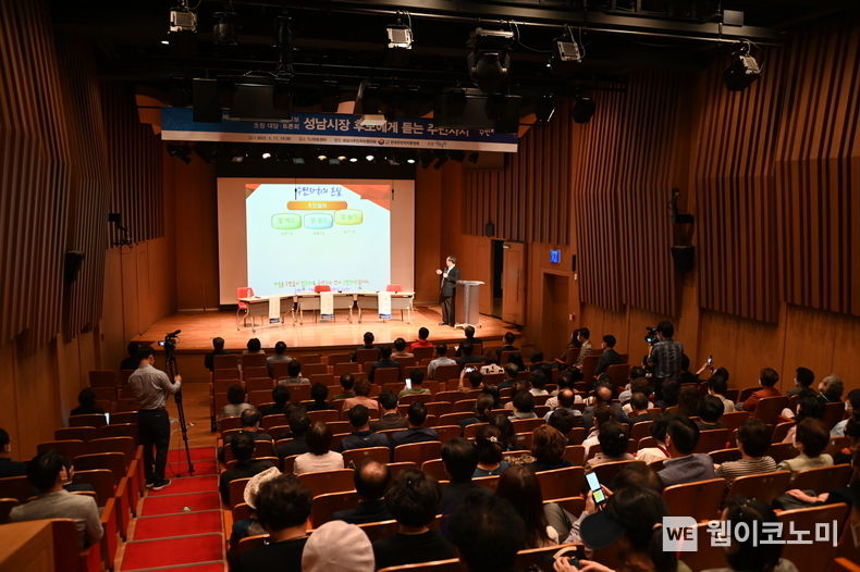 경기도 성남시장 후보자 초청 주민자치 대담·토론회가 17일 오후 1시 40분 분당구 TLI아트센터에서 열렸다. 한국주민자치학회가 발행하는 월간 <주민자치> 주최로 열린 이날 토론회에는 신상진 국민의힘 후보, 배국환 더불어민주당 후보, 장지화 진보당 후보가 참석해 주요 공약과 함께 주민자치 정책과 비전을 소개하고 주민들과 직접 소통하는 질의응답 시간을 가졌다. 사진은 전상직 학회장의 강연 모습. (출처: 한국주민자치학회)