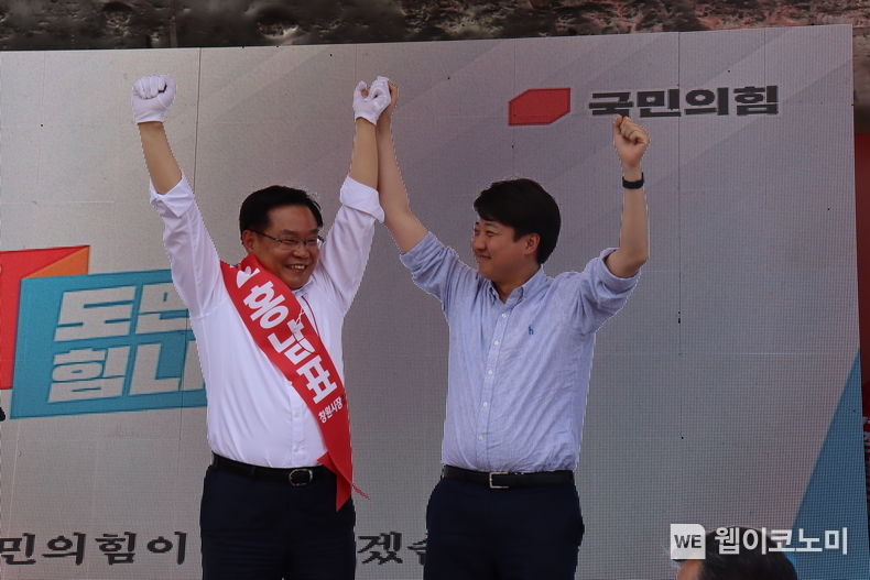 이준석(왼쪽) 국민의힘 대표와 함께 유세중인 홍남표 국민의힘 창원시장 후보 (출처: 홍남표 후보사무실)