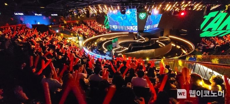 28일 오후, 종로에 위치한 롤파크(LoL PARK) LCK 아레나에서 LoL e스포츠 국제 대회를 관람하기 위해 방문한 T1 팬들이 BBQ 치킨을 먹으면서 응원하고 있다. 2022.05.29 (출처: 제너시스BBQ)