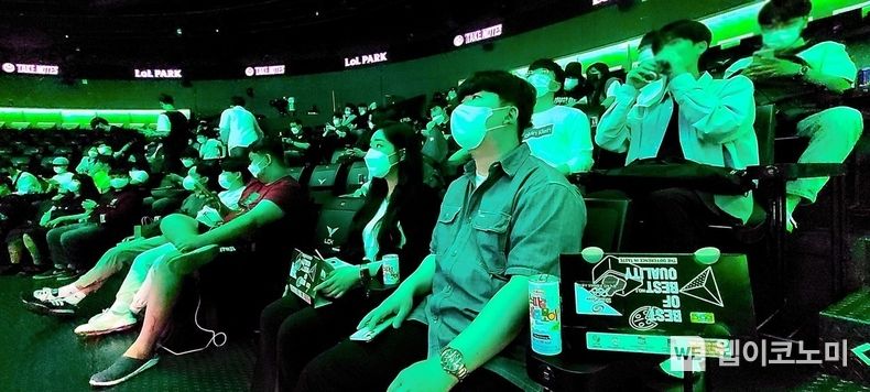 28일 오후, 종로에 위치한 롤파크(LoL PARK) LCK 아레나에서 LoL e스포츠 국제 대회를 관람하면서 BBQ 치킨을 먹고 있다. 2022.05.29 (출처: 제너시스BBQ)