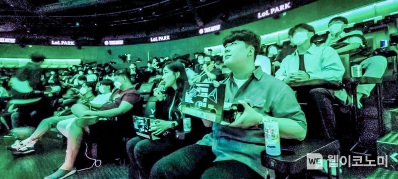 28일 오후, 종로에 위치한 롤파크(LoL PARK) LCK 아레나에서 LoL e스포츠 국제 대회를 관람하면서 BBQ 치킨을 먹고 있다. 2022.05.29 (출처: 제너시스BBQ)