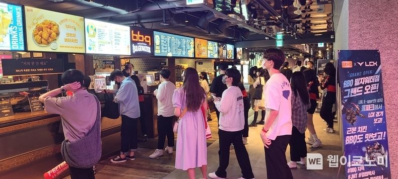 28일 오후, 종로에 위치한 롤파크(LoL PARK) LCK 아레나에서 LoL e스포츠 국제 대회를 관람하기 위해 방문한 팬들이 BBQ 롤파크 빌지워터점에서 BBQ 치킨을 구매하기 위해 줄을 서고 있다. 2022.05.29 (출처: 제너시스BBQ)