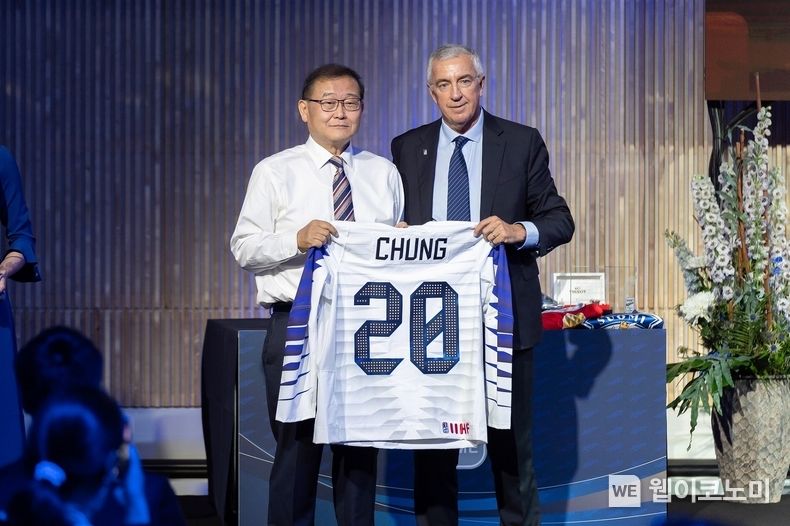 정몽원 한라그룹 회장이 29일(한국시간) 핀란드 탐페레에서 열린 IIHF 명예의 전당 세레모니에서 한국 대표팀 유니폼을 착용하기에 앞서 뤼크 타르디프 IIHF 회장과 사진 촬영을 하고 있다. 2022.05.30 (출처 : 한라그룹)