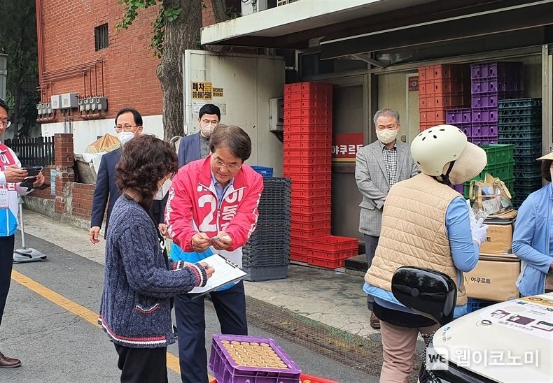이동환 국민의힘 고양시장 후보가 30일 ‘야쿠르트 아줌마’를 만나 애로사항을 듣는 등 따뜻한 지역사회를 만들고 있는 시민들과 공감대를 형성하고 있다. (출처: 이동환 후보 사무실)
