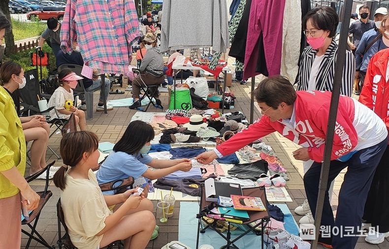 이동환 후보는 지난 28일 고양원마운트 카페거리에서 청소년 주체로 진행한 중고물품 직거래 장터인 ‘일산벼룩시장’을 찾아가 청소년들을 격려했다. (출처: 이동환 후보 사무실)