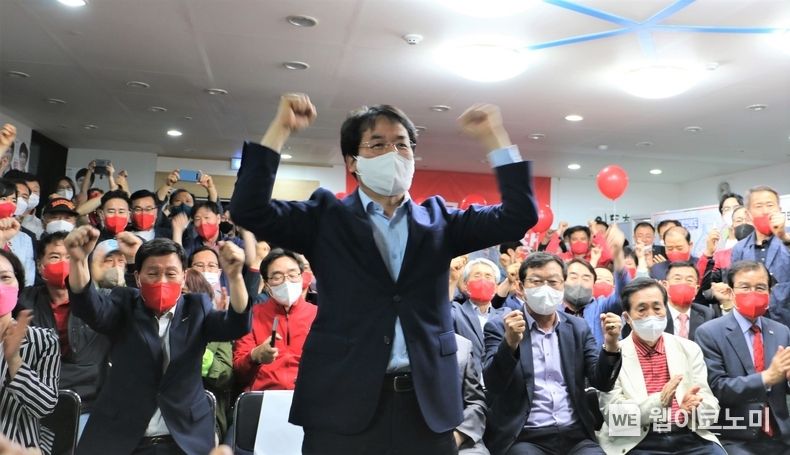 이동환 당선자는 2일 새벽 고양시 화정역 선거사무소에서 당선이 확정되자, 우선 108만 고양특례시민들에게 감사 인사를 전했고, 선거사무소에 모인 수많은 지지자들에게도 그동안의 성원에 깊은 인사를 드렸다. 2022.06.02 (출처: 이동환 당선자 사무실)