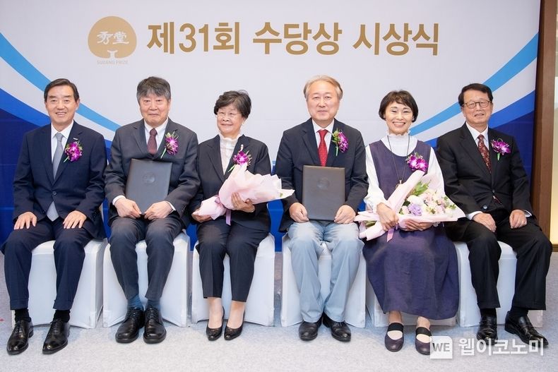수당재단은 31일 서울 롯데호텔에서 제31회 수당상 시상식을 개최했다.<br>
왼쪽부터 김윤 수당재단 이사장, 오생근 서울대학교 불어불문학과 명예교수 내외, 이성환 고려대학교 인공지능학과 교수 내외, 진정일 수당상 운영위원장. 2022.06.02 (출처 : 삼양그룹)
