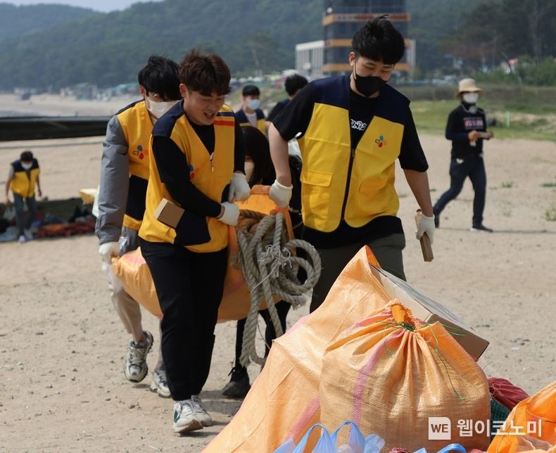 지난 3일 인천 영종도 마시안 해변에서 CJ제일제당 임직원들이 해안 쓰레기를 수거하고 있다. 2022.06.05 (출처: CJ제일제당)
