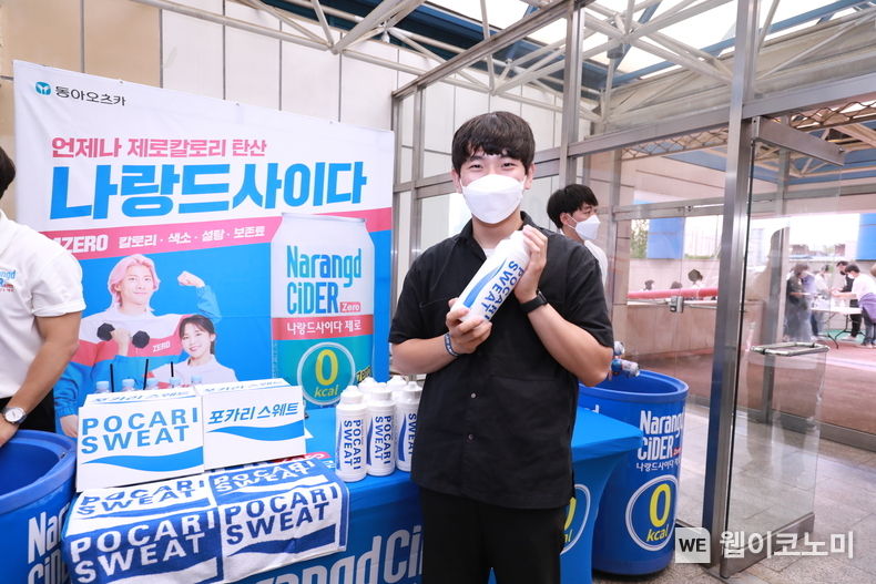 동아오츠카, 스케이팅 올스타전에 나랑드사이다 시음 진행. 게임에 참여해 성공한 관람객이 상품을 들고 포즈를 취하고 있다. 2022.06.05 (출처: 동아오츠카) 