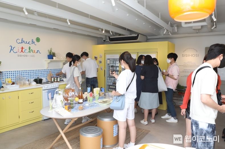 시시호시 팝업스토어에서 상품을 둘러보는 모습 2022.06.05 (출처: 롯데쇼핑)