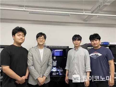 박종용 석사과정, 정학천 석박통합과정, 박시온 석박통합과정, 전기및전자공학부 최신현 교수 2022.06.07 (출처:KAIST)