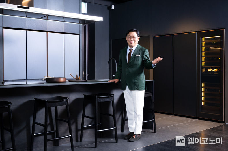 삼성전자 생활가전사업부장 이재승 사장이 7일 온라인으로 진행된 '비스포크 홈 2022(Bespoke Home 2022)' 글로벌 행사에서 공간의 확장과 더불어 경험의 확장, 시간의 확장을 더해 한층 진화한 2022년형 '비스포크 홈'을 소개하고 있는 모습. 2022.06.07 (출처: 삼성전자)