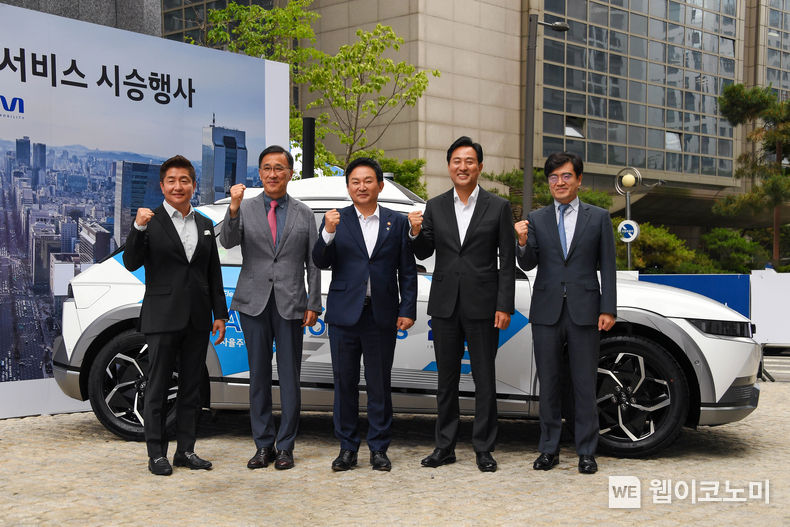 서울시 강남구 루첸타워에서 로보라이드 시범 서비스 시승행사에 참석한 (왼쪽부터) 진모빌리티 이성욱 대표이사, 현대차그룹 연구개발본부장 박정국 사장, 원희룡 국토교통부 장관, 오세훈 서울시장, 현대차그룹 전략기획담당 공영운 사장 2022.06.09 (출처:현대자동차)