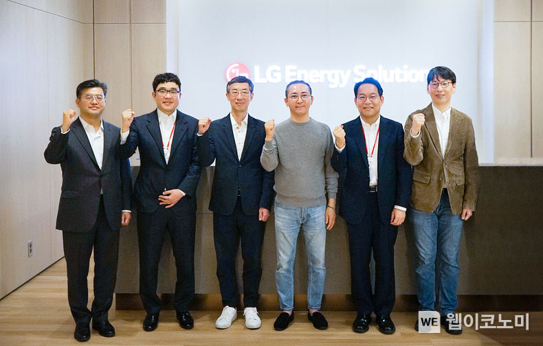 LG에너지솔루션 인공지능(AI) 분야 최고 전문가 자문단 꾸린다. (왼쪽부터) LG에너지솔루션 CDO 변경석 전무, 신진우 KAIST 교수, 박종우 서울대 교수, LG에너지솔루션 CEO 권영수 부회장, 윤성로 서울대 교수, 전병곤 서울대 교수 2022.06.12 (출처: LG에너지솔루션)
