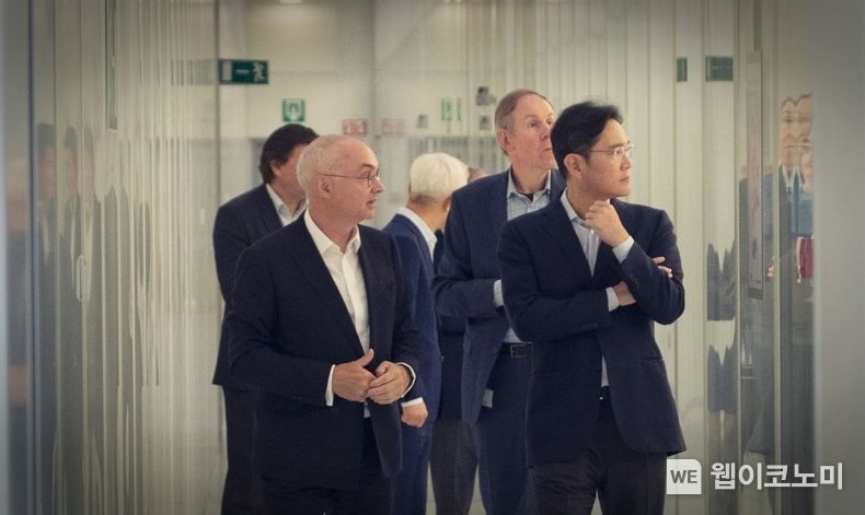 이재용 삼성전자 부회장이 15일(현지 시간) 벨기에 루벤(Leuven)에 위치한 imec을 방문해 루크 반 덴 호브(Luc Van den hove) imec 최고경영자(CEO)와 만나 미래 기술에 대해 논의하고 연구개발 현장을 살펴봤다. (출처: 삼성전자)