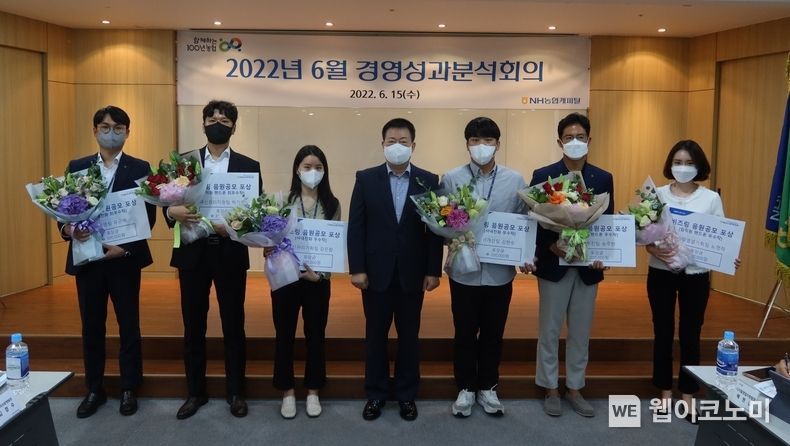 NH농협캐피탈은 15일, 기업의 브랜드 홍보와 조직에 대한 소속감 및 애사심 고취를 위해‘비즈링 서비스’를 도입했다. 조두식 NH농협캐피탈 대표이사(왼쪽에서 네 번째)가 서울 여의도 본사에서 진행된 6월 경영성과분석회의에서 비즈링 음원 시나리오 수상자들과 기념촬영을 하고 있다. 2022.06.17 (출처:NH농협캐피탈)