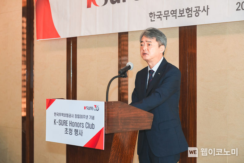 한국무역보험공사 이인호 사장(가운데)이 21일 서울 중구 웨스틴조선호텔에서 개최된 무역보험 동반성장 회원사(K-SURE Honors Club) 선정식 및 간담회에서 인사말을 하고 있다. 2022.06.21 (출처:한국무역보험공사)