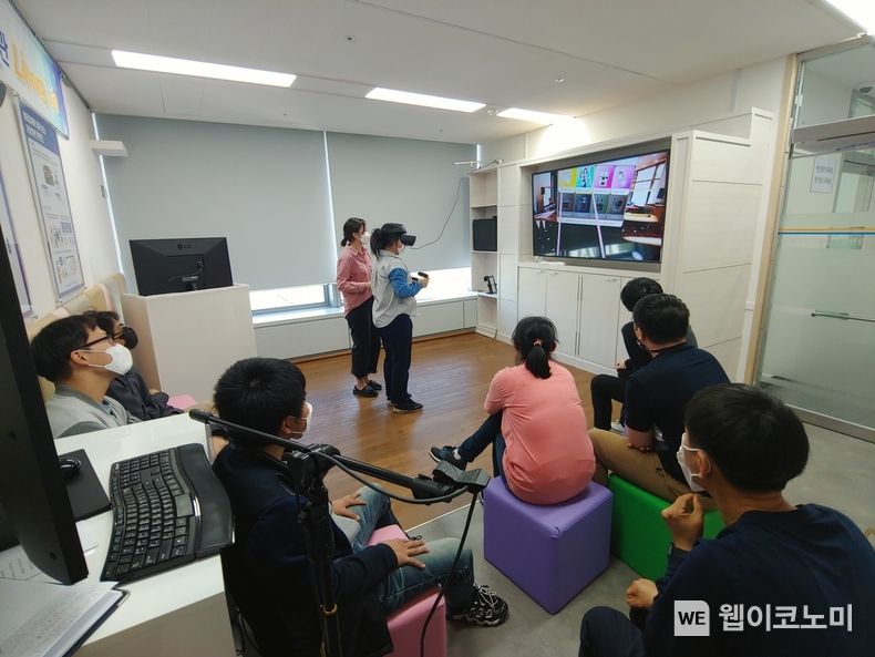 대전발달장애인훈련센터에서 훈련생이 VR 바리스타 직업훈련을 진행하고 있는 모습 2022.06.22 (출처:ETRI)