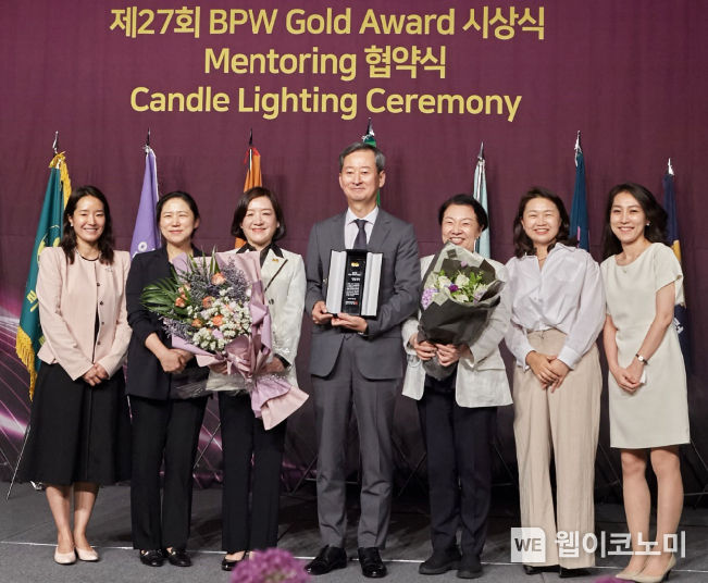 최은석 CJ제일제당 대표(왼쪽부터 네번째)가 24일 서울 중구 플라자호텔에서 열린 제27회 BPW 골드어워드 시상식에서 수상후 여성임원 및 장영자 BPW한국연맹 회장(왼쪽부터 세번째)과 함께 기념촬영하고 있다. 사진 왼쪽부터 장민아 CJ제일제당 ESG센터장, 김소영 CJ제일제당 AHN사업본부장, 장영자 회장, 최은석 대표, 민희경 CJ사회공헌추진단장, 김숙진 CJ제일제당 비비고그룹장, 신유진 CJ제일제당 만두GSP장